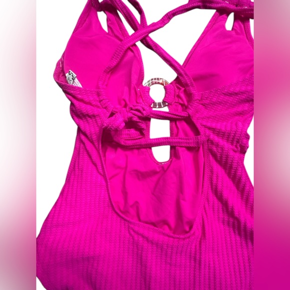 BECCA Line in sand Pink Cut Out Textured One Piece Swimsuit Size Large NWT - Picture 6 of 8